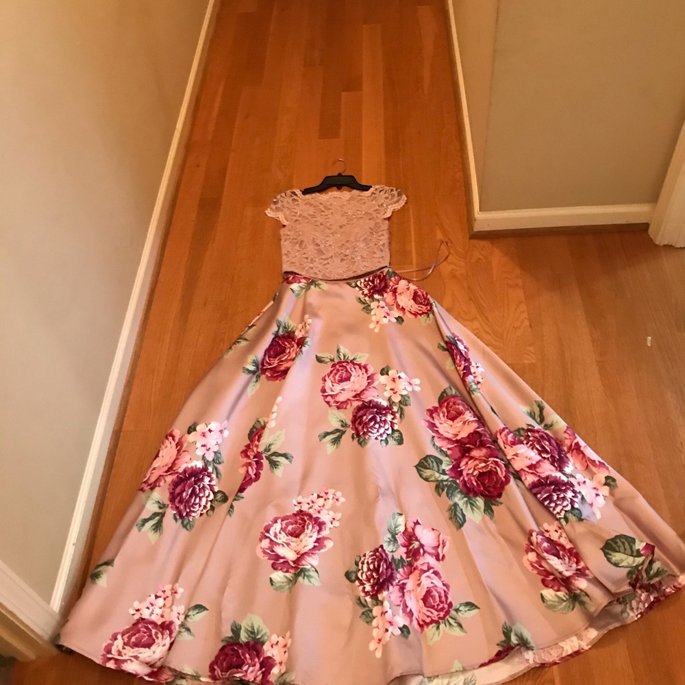 Dresses - Picture 3 of 9